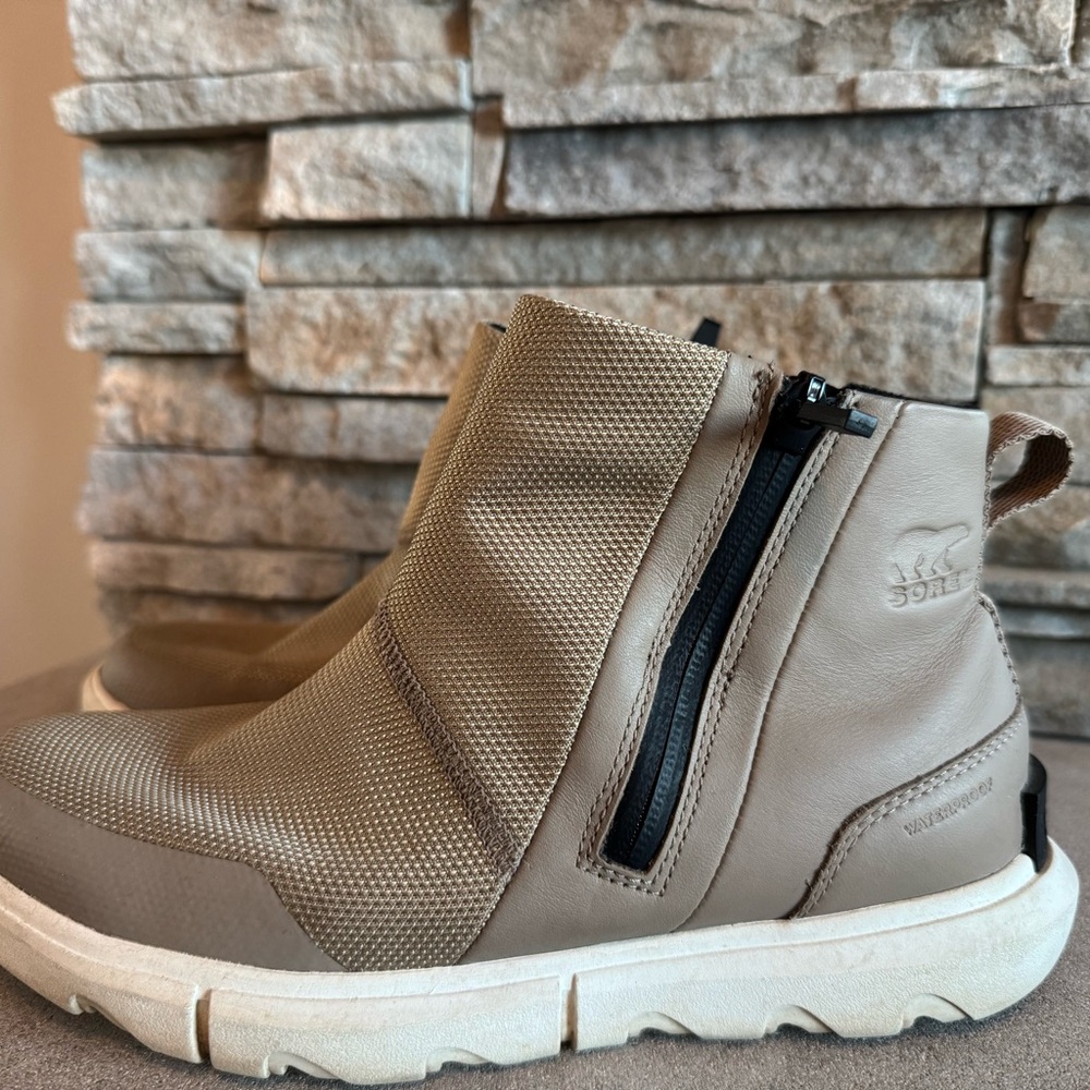 Sorel Women's Beige and Black Winter Boots